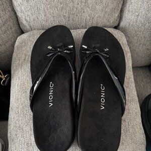 New Vionic Patent flip flops